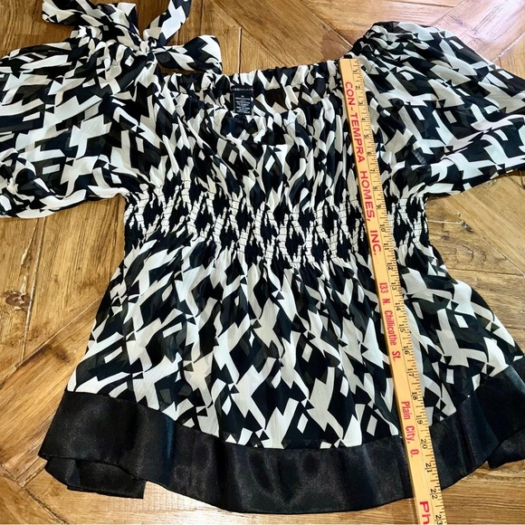 BCBGMaxazria off shoulder / one shoulder blouse with bow - size medium - Picture 5 of 7